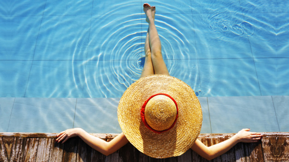 Urlauber am Pool